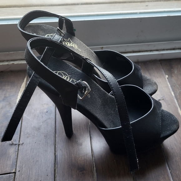 Pleasers 7" size 7 heels - Picture 3 of 4